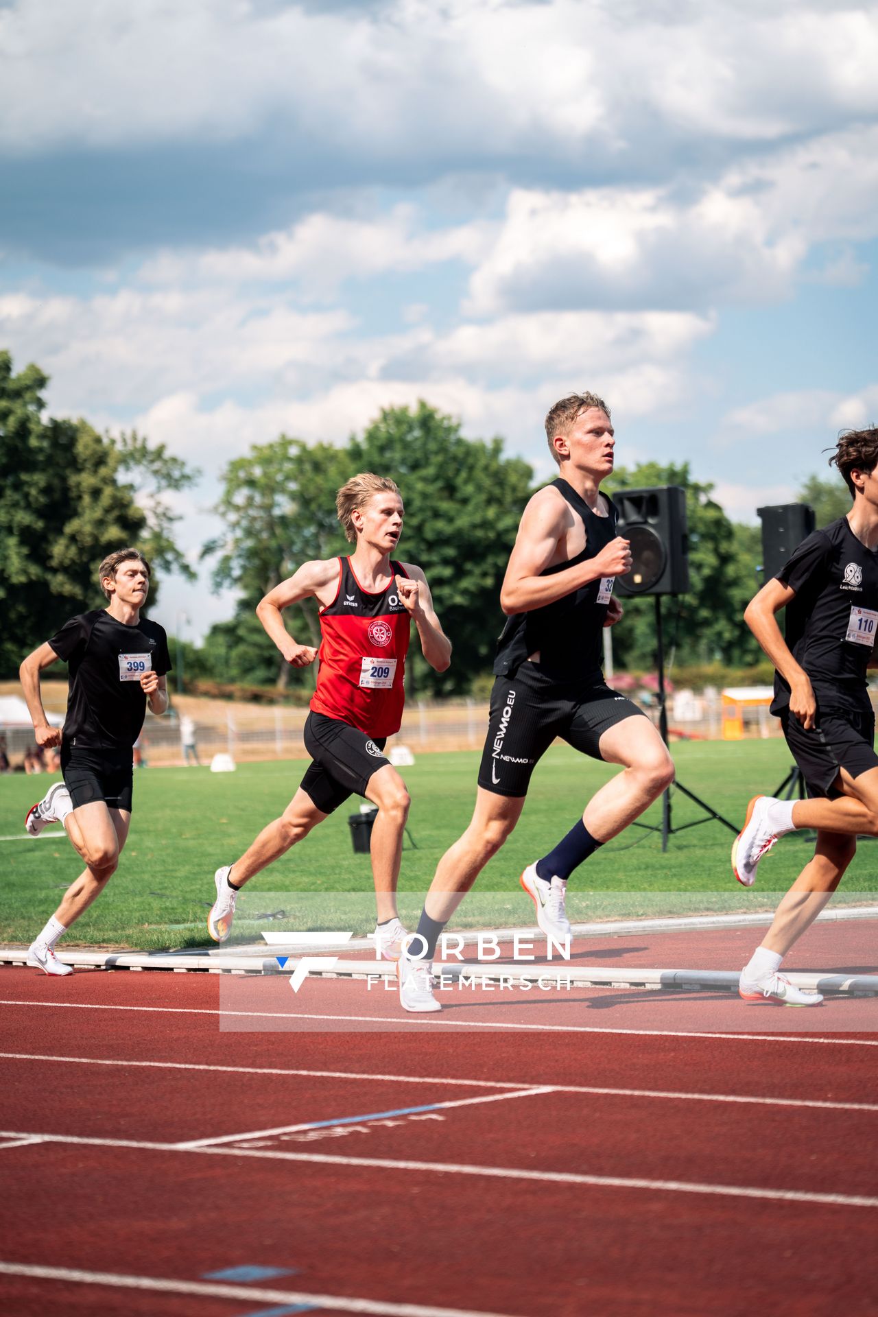 Mika Pikutzki (LG Osnabrueck) hinter Tammo Doerner (SV Nordenham) und vor Peter Rothaupt (TV Lilienthal) ueber 800m am 03.07.2022 waehrend den NLV+BLV Leichtathletik-Landesmeisterschaften im Jahnstadion in Goettingen (Tag 2)